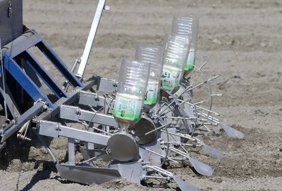 Attaching type cereal grain sowing device