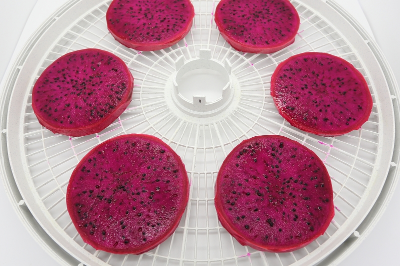 Slices of red pitahaya before being baked.