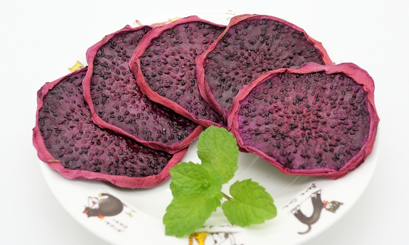 Slices of dried red pitahaya after being embrittled.