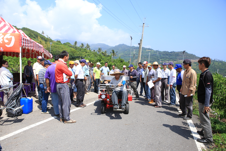 An enthusiastic response from farmers to participate the demonstration.