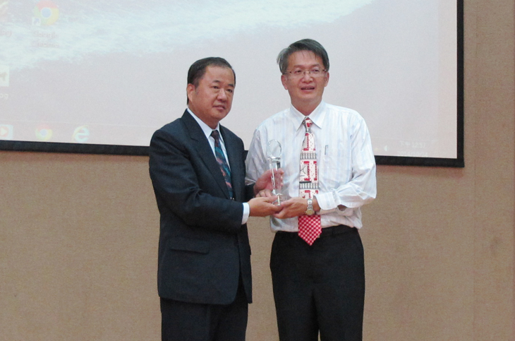 Branch Director Lu Po-song (right) represents the TTDARES in receiving the Excellent Group Academic Award from Chairman Chang Chih-sheng of the Chinese Society of Agrometeorology.