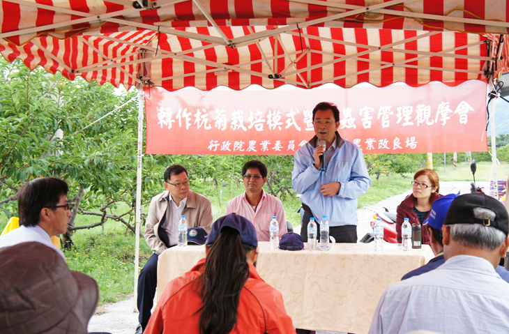 TTDARES Director Chen Hsin-yen hosts “New Methods for Chrysanthemum Growing and Pest Management Demonstration”.