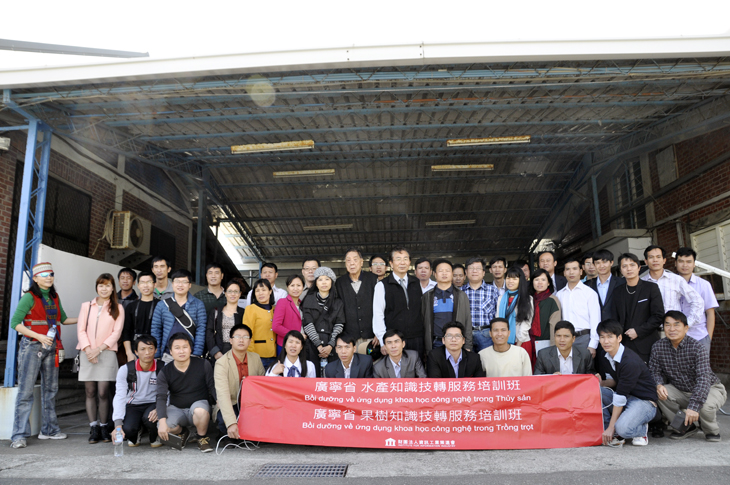 Quang Ninh Province Fruit Tree and Aquaculture Knowledge/Technology Transfer/Service Training Class and TTDARES Group Photo.