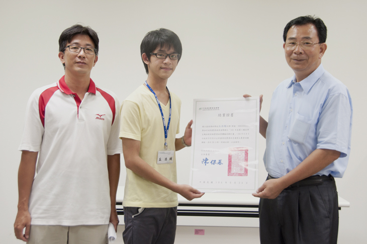 TTDARES Director Chen (right) and Director Hong Rui-ting (left) of the National Taitung Junior College Horticulture Section present coursework completion certification to a student.