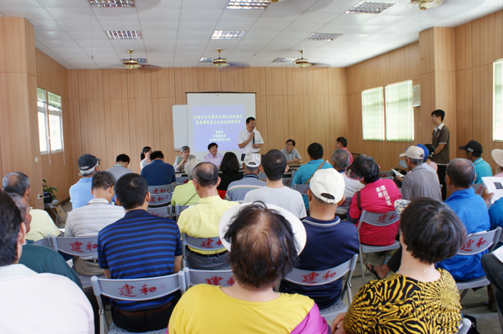 TTDARES Director Chen hosts “Safe Pesticide Use on Chrysanthemums and Smart Fertilization Lecture/Taiwan Agricultural Product QR code system Seminar” with enthusiastic participation by growers.