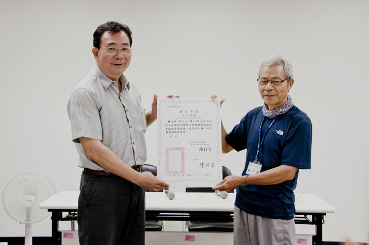 TTDARES Director Chen Hsin-yen presents certification of competency in coursework.