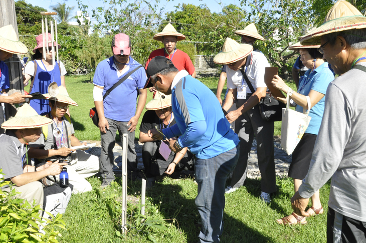 Students learn to distinguish different kinds of plants at the TTDARES health-promoting plant area.