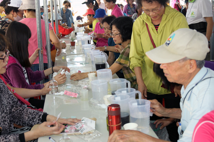 Volunteers from Taitung’s numerous Farmers Associations help with the DIY class for making eco-friendly cleaning agents from lemongrass.