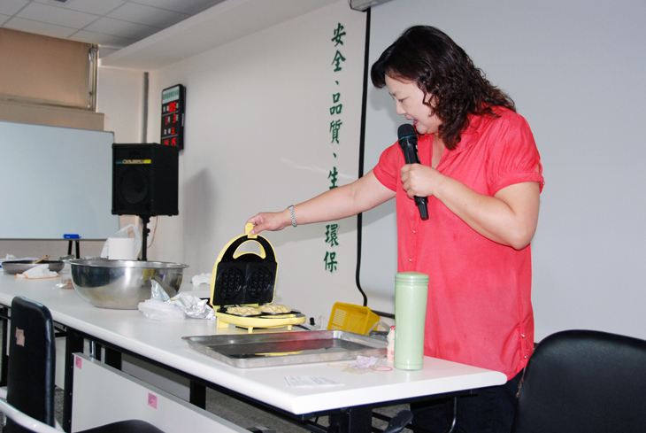 Yu Pei-hong demonstrates the making of a dish.