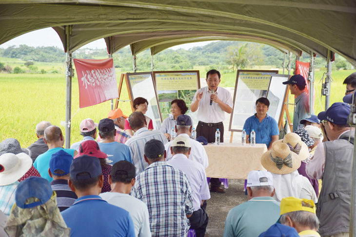 Director Chen Hsin-yen hosts the Organic Rice Cultivation Demonstration Event.