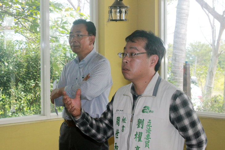 Zhou Shi-he, secretary from legislator Liu Zhao-hao’s office, asks questions about environmentally-friendly farming and the organic farming industry.