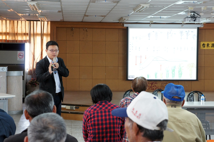 Assistant researcher Liao discusses rice soil management and smart fertilization.