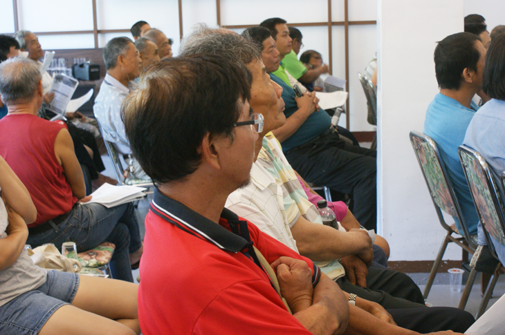 Attendees paying close attention to the speaker and literature on sugar apple disaster, pest, and disease prevention measures.