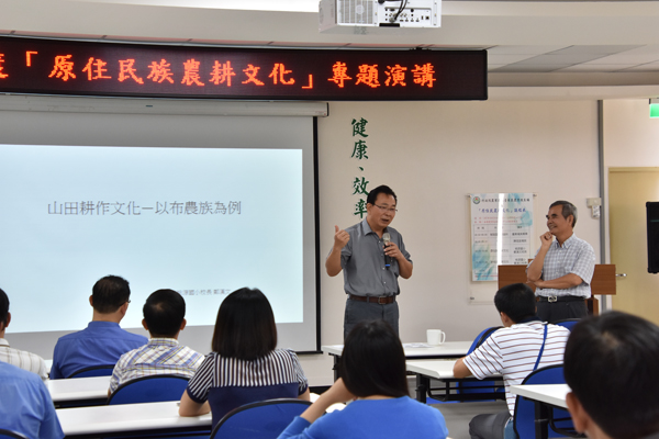 Principal Zheng Han-wen talks about traditional Bunun farming modes and techniques.