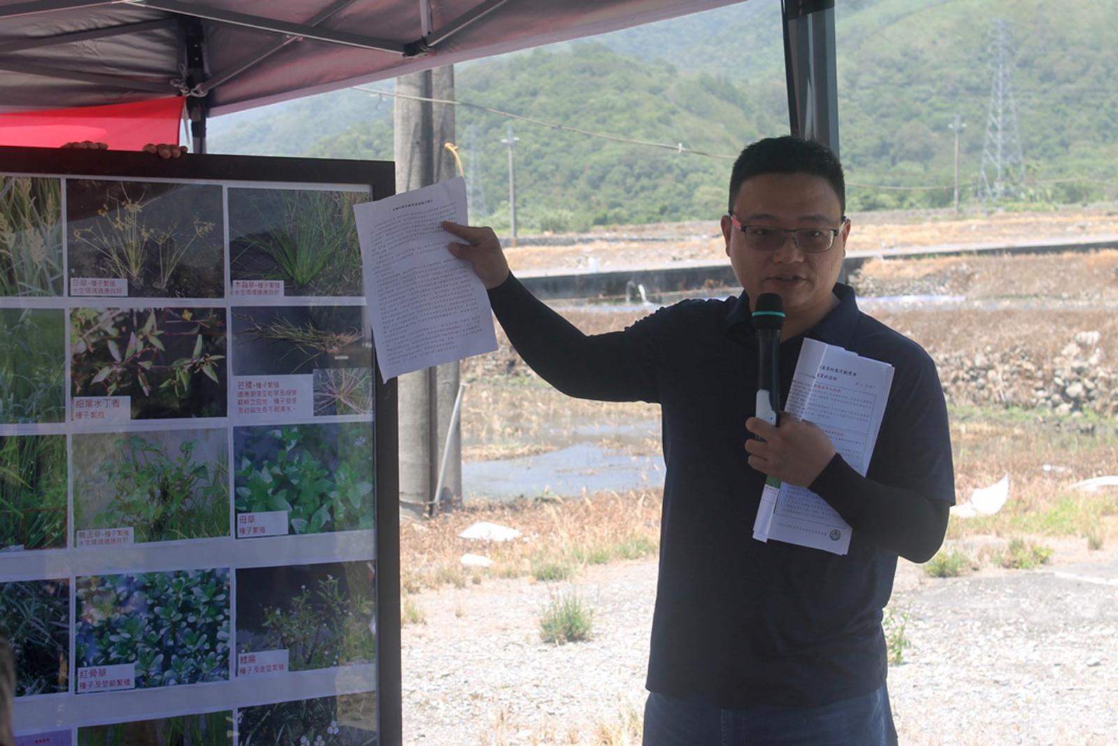 Assistant researcher Liao Jingying discusses rice-field weed management techniques.