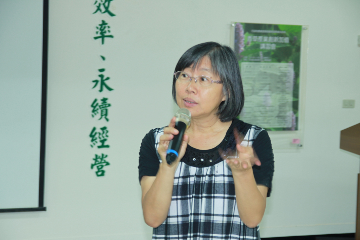 Yang Su-xing, a supervisor at the Taitung County Farmers’ Association, leads a DIY activity on making essential oils.