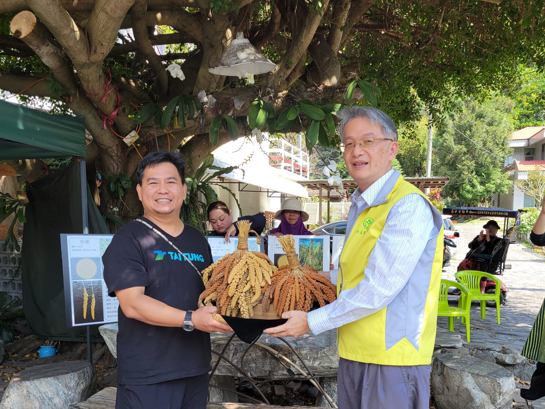 Lu Po-Song, deputy director of TTDARES, handed over the selected millet seeds to the tribe leader.