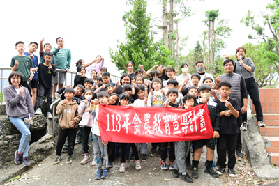 Students and teachers at Zhiben Elementary School who participated in the event.