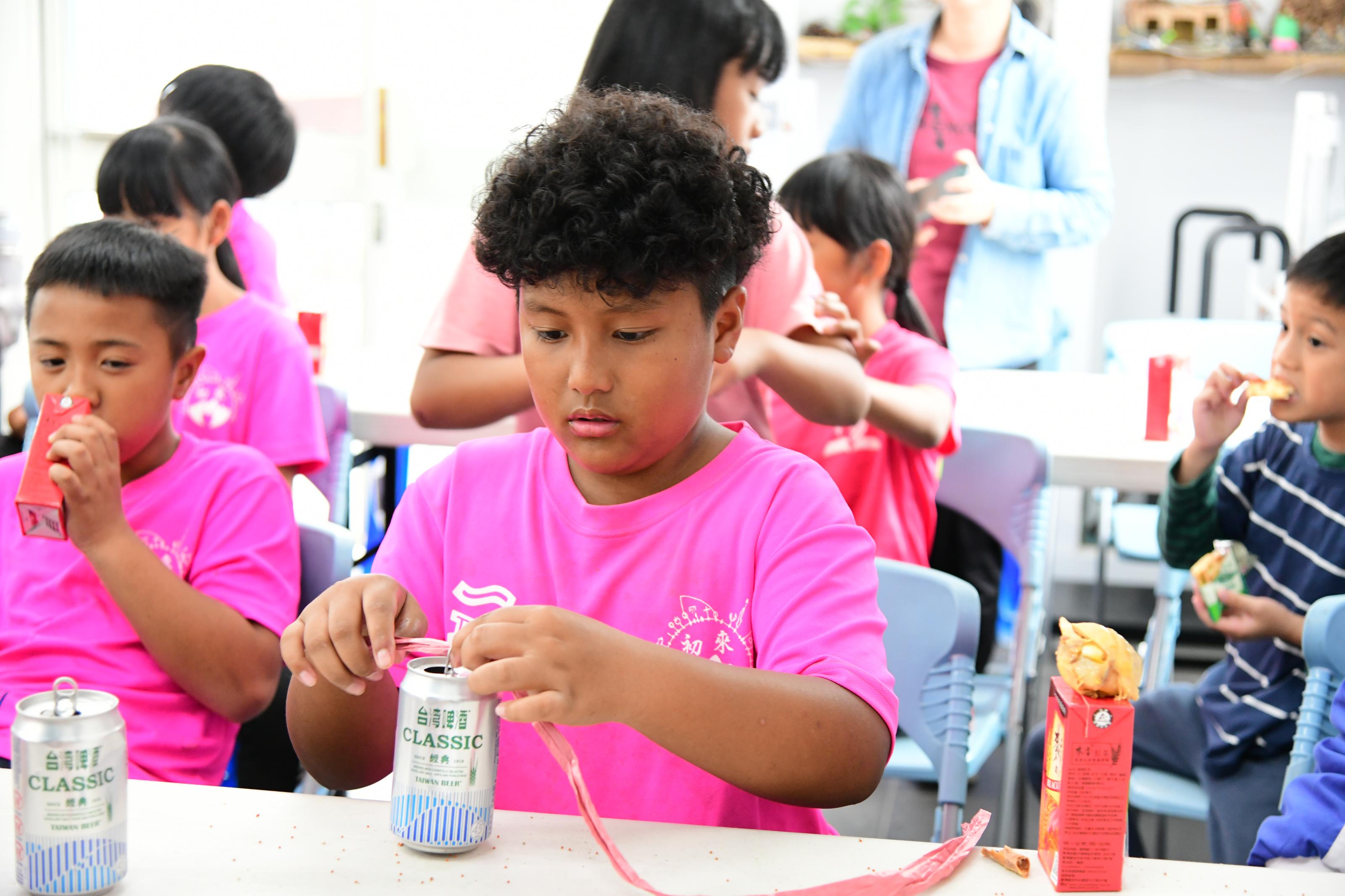Students learn to make traditional bird-repelling devices with aluminum cans.