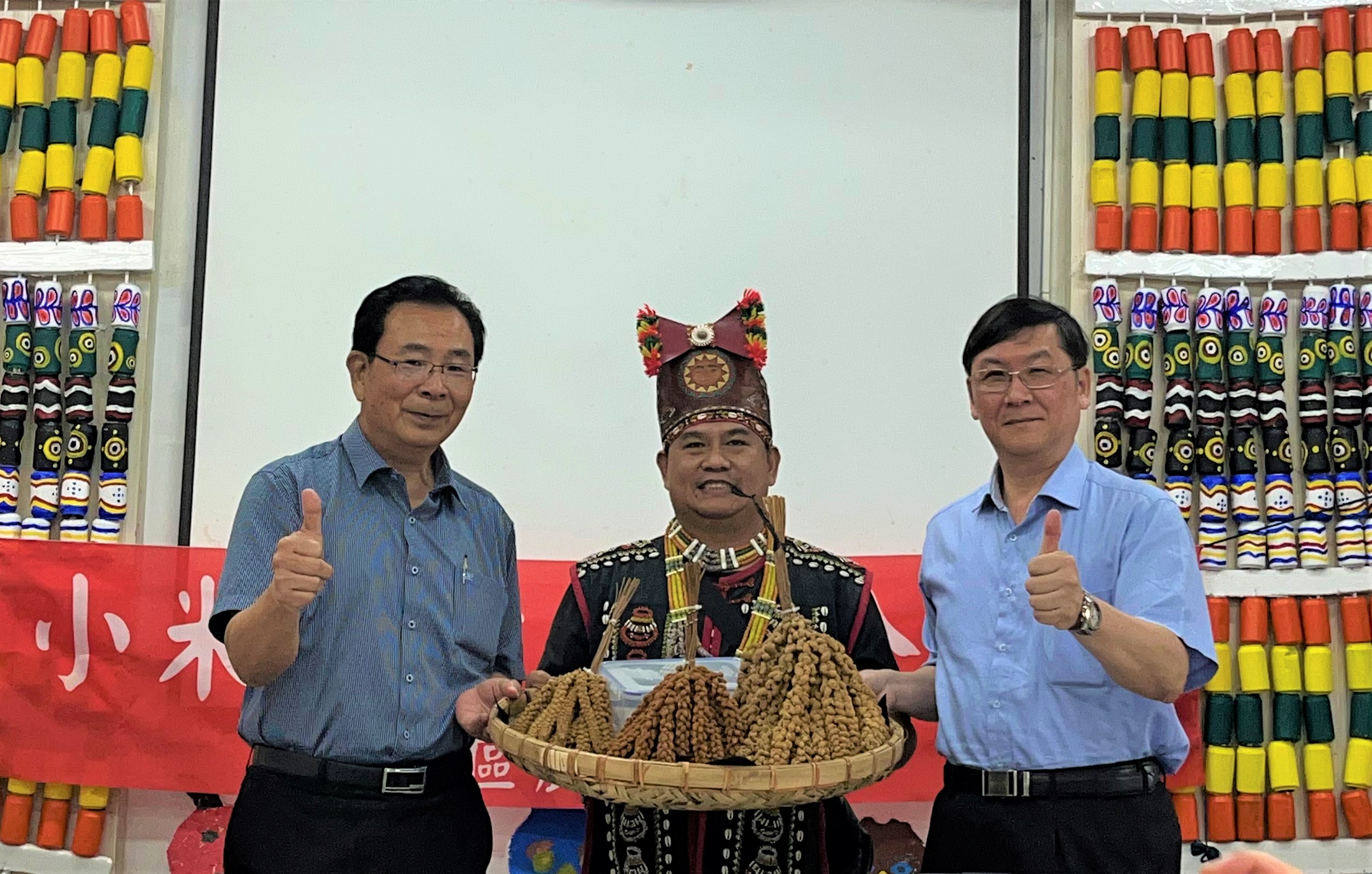 TTDARES Director Chen Hsin-yen (left) and Eastern Region Branch of the Agriculture and Food Agency Deputy Director Chen Chi-tsun (right) gave germplasm resources of three millet varieties to Taromak community leader Danaro Lavalius.