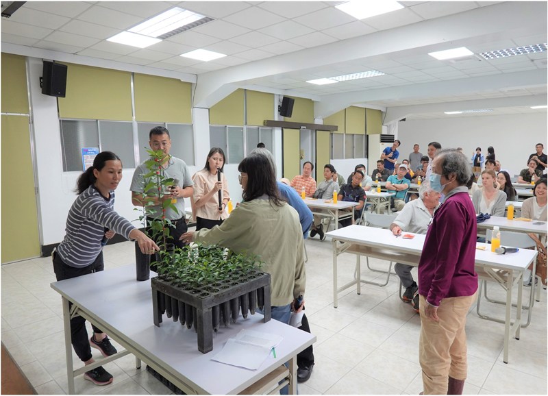 Researchers from various countries learn about the production process of citrus seedlings in Taitung.