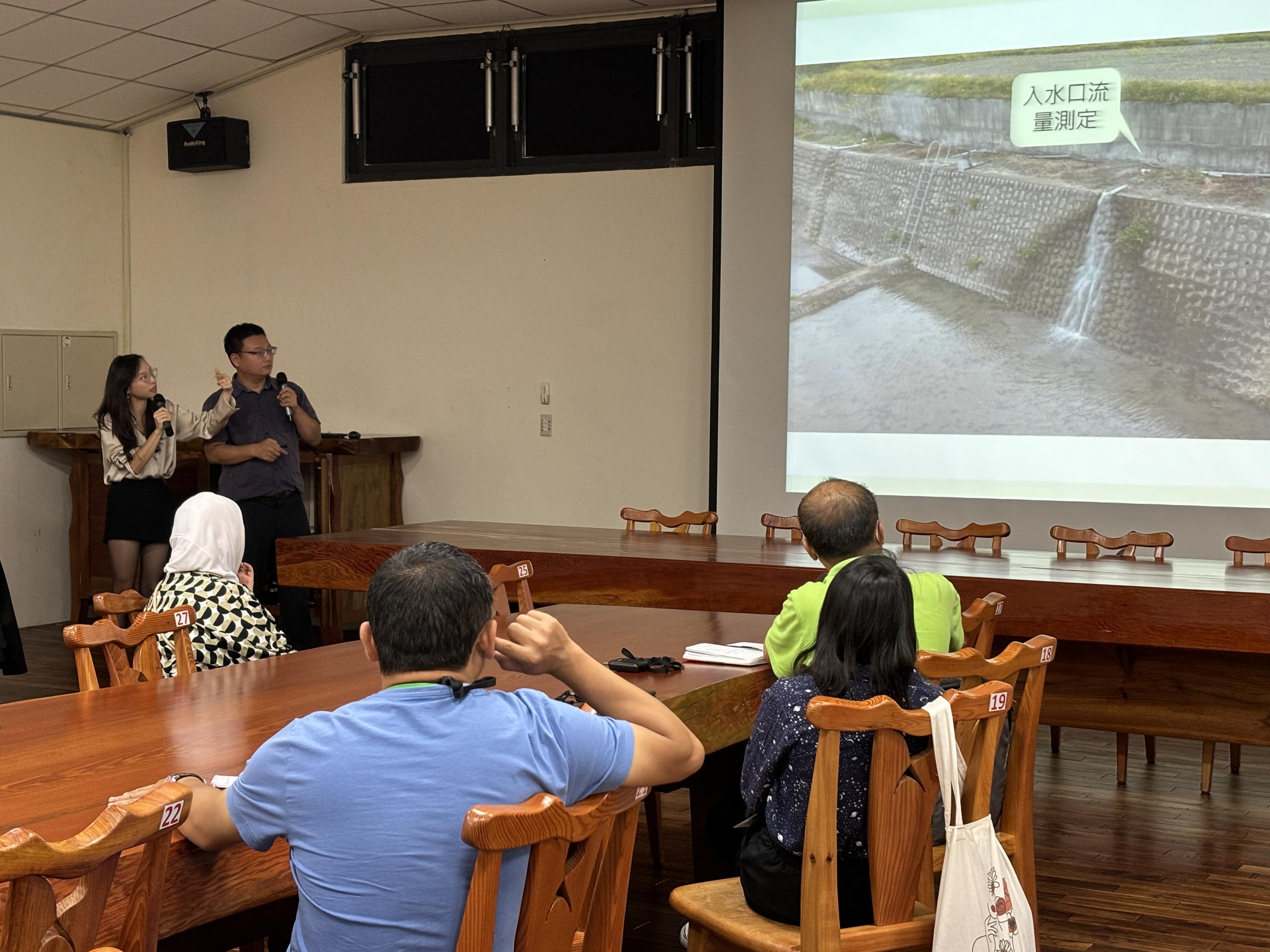 Assistant researcher Liao Ching-ying talks about the small demonstration rice field and the smart monitoring system used.