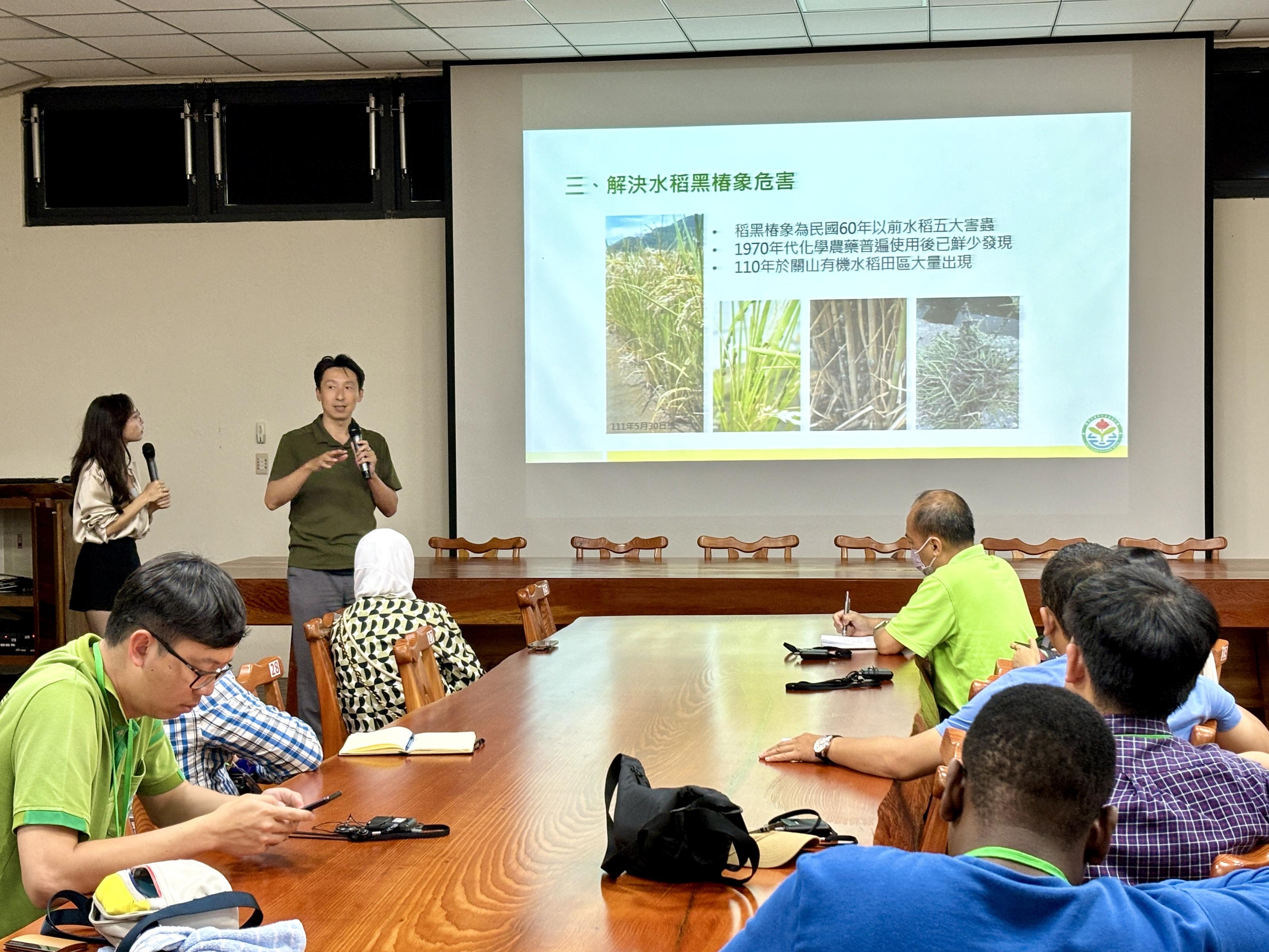 Section chief Tsai Shu-jen discusses organic prevention measures for black bugs.