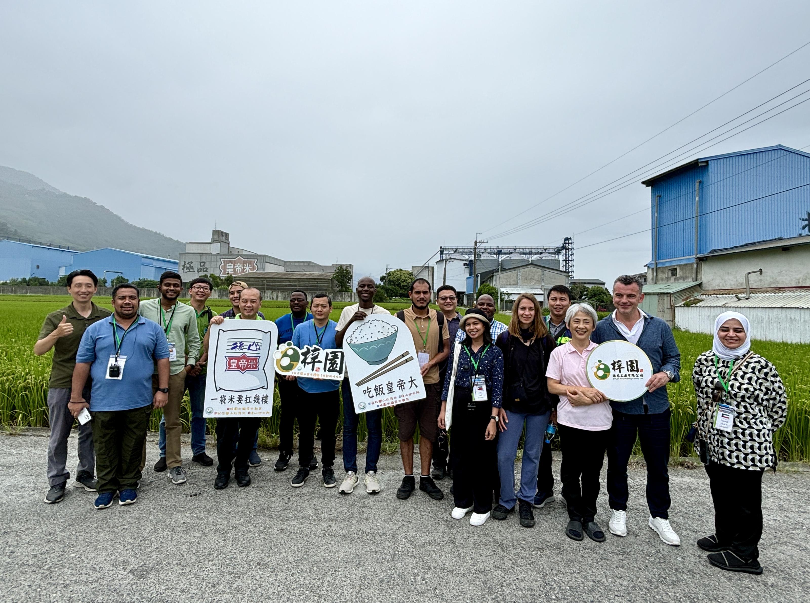 Group photo of the visitors and TTDARES staff.