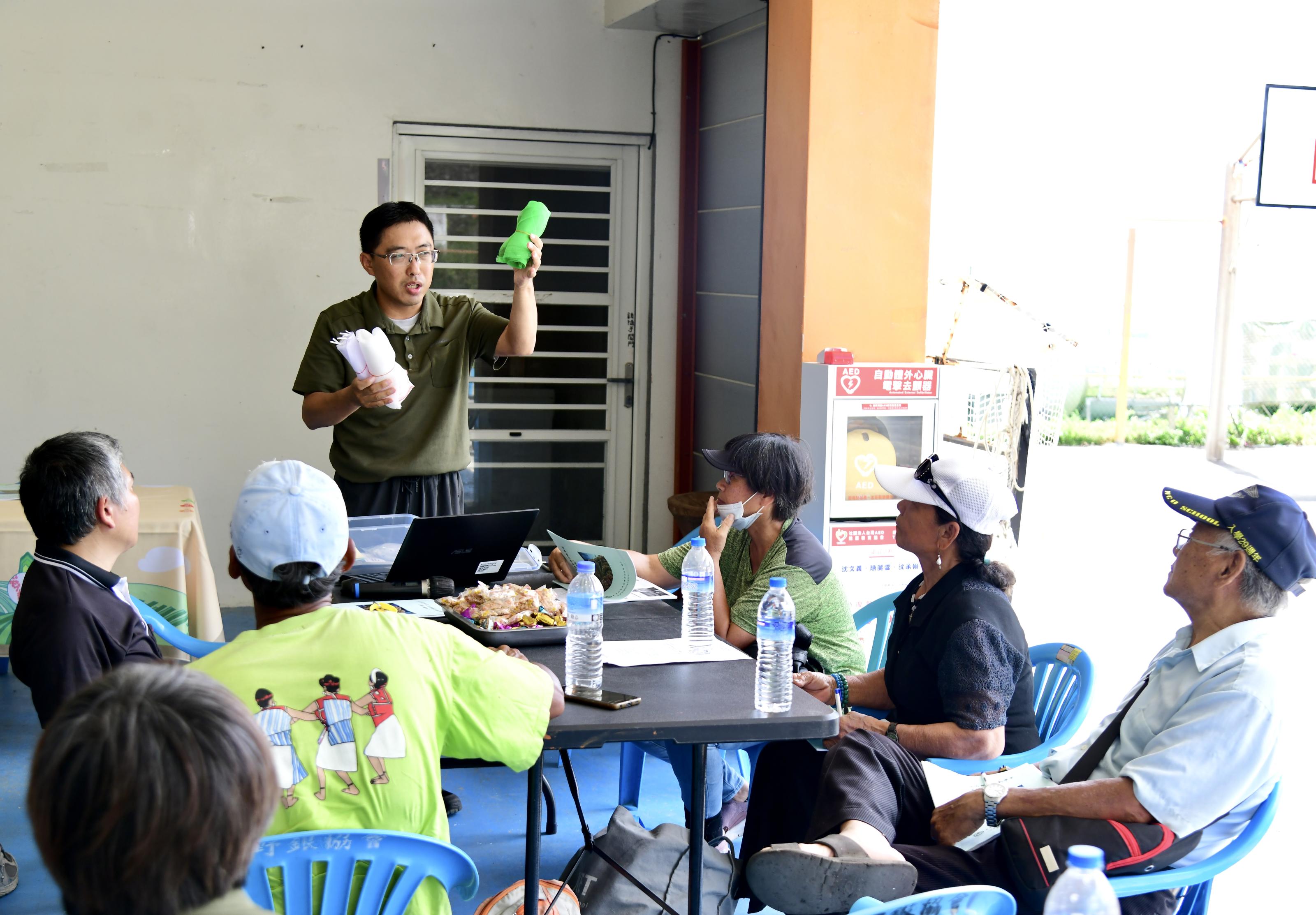 Assistant researcher Chang Fang-kui discusses grain cultivation techniques.