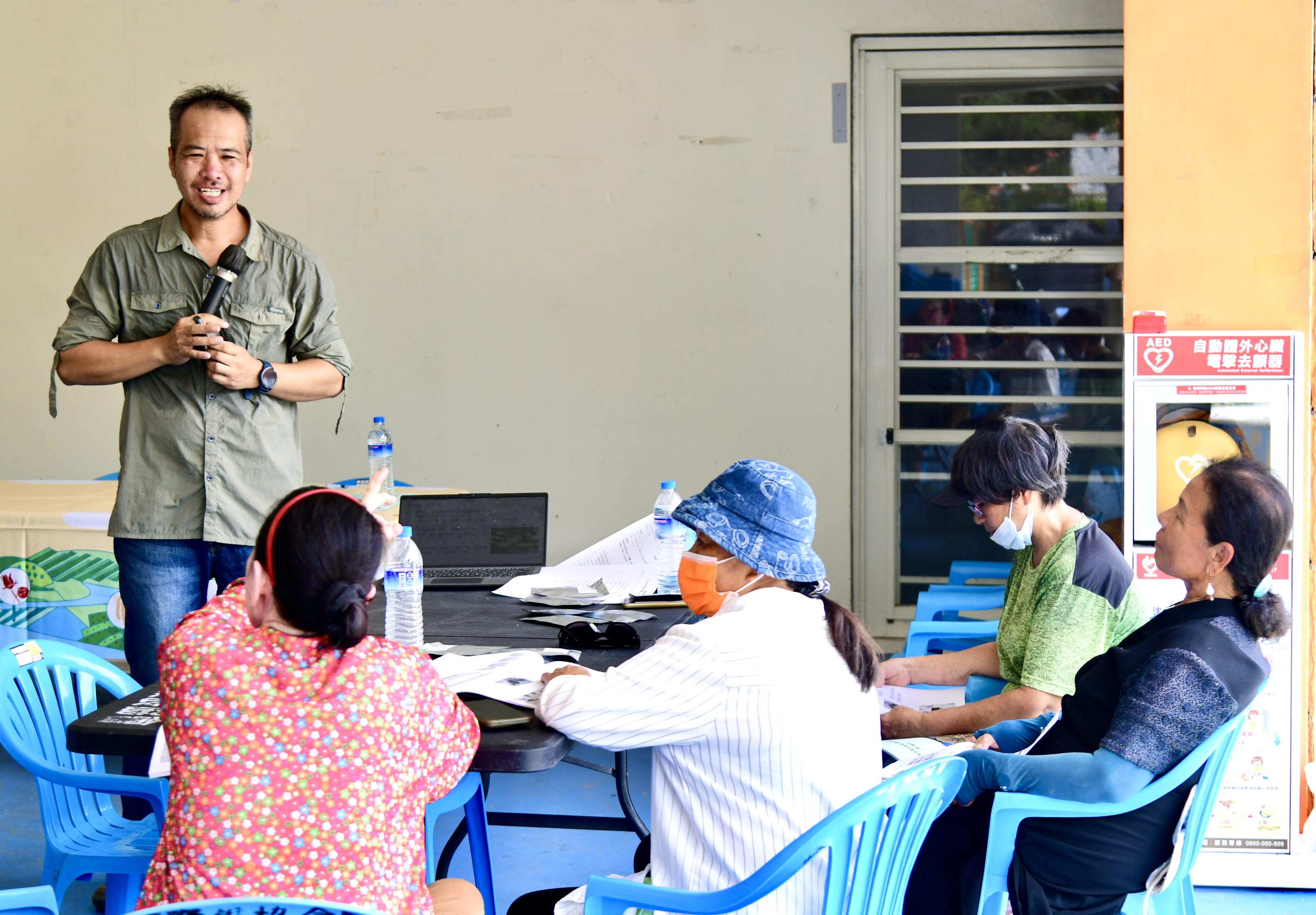 Chairperson Liao Chia-chu introduces organic certification and the eco-friendly farming system.