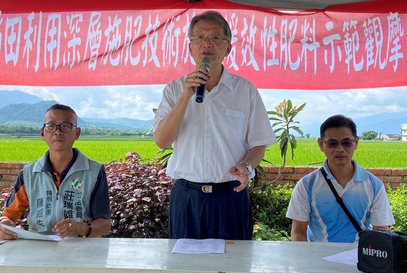 TTDARES Deputy Director Lu Po-song hosts the Application of Slow-release Side-deep Fertilizers in Rice Fields Demonstration Event. 