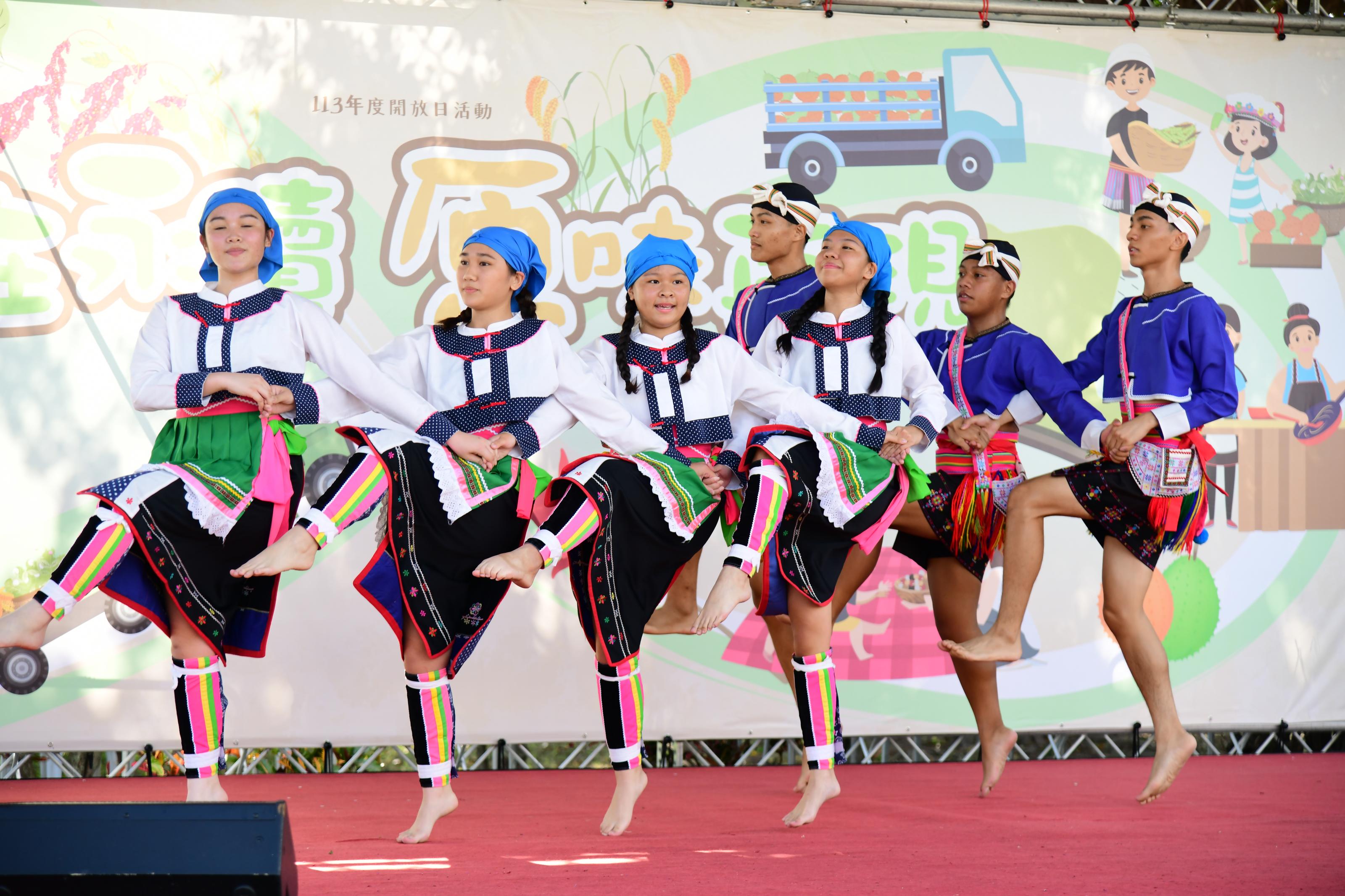 Dancers from National Taitung Senior Commercial Vocational High School give attendees a taste of Indigenous culture.