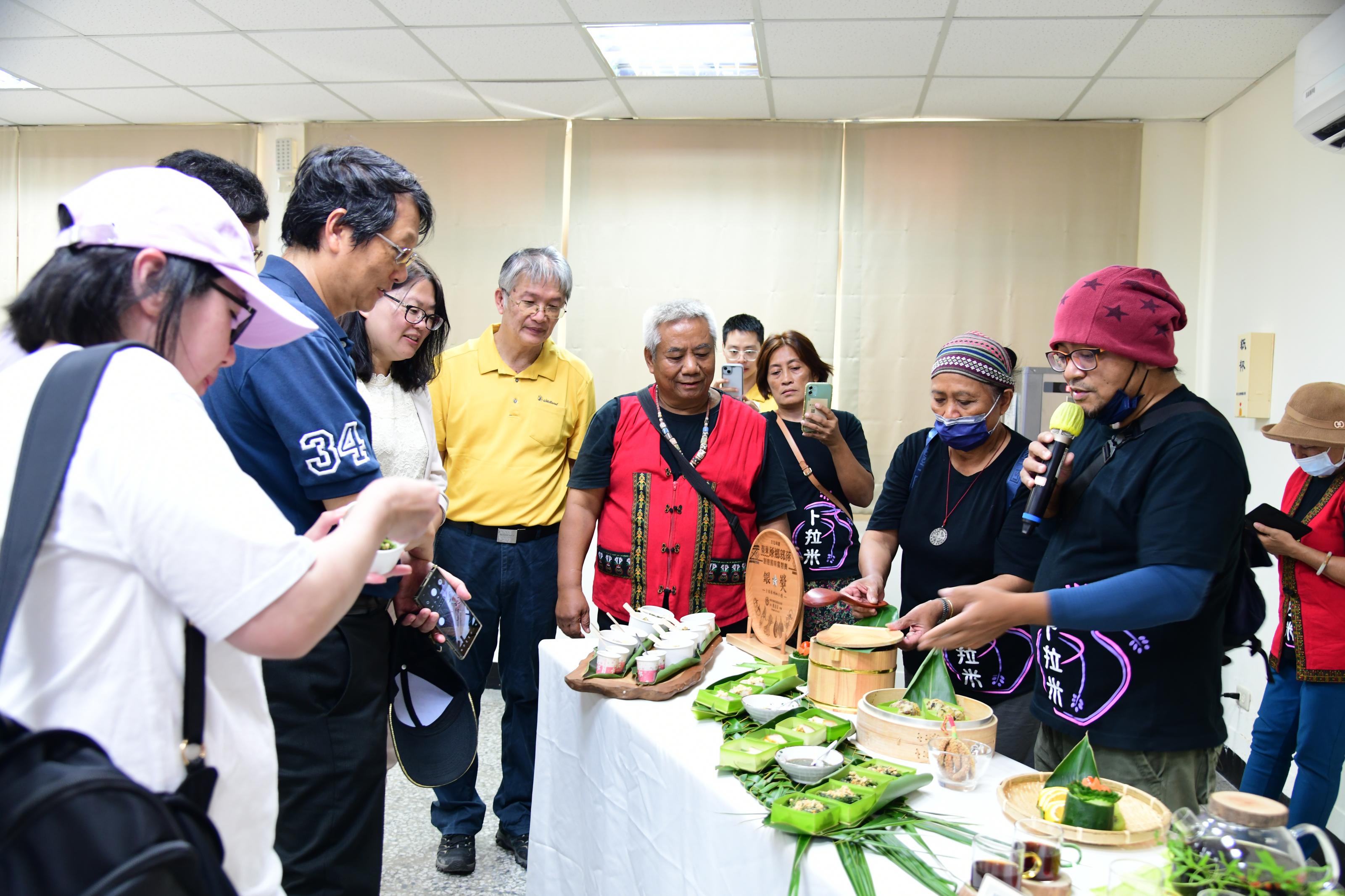 Prize winners from the Taitung Indigenous Village Creative Food Contest show their cuisine in the “Master Chefs” area.