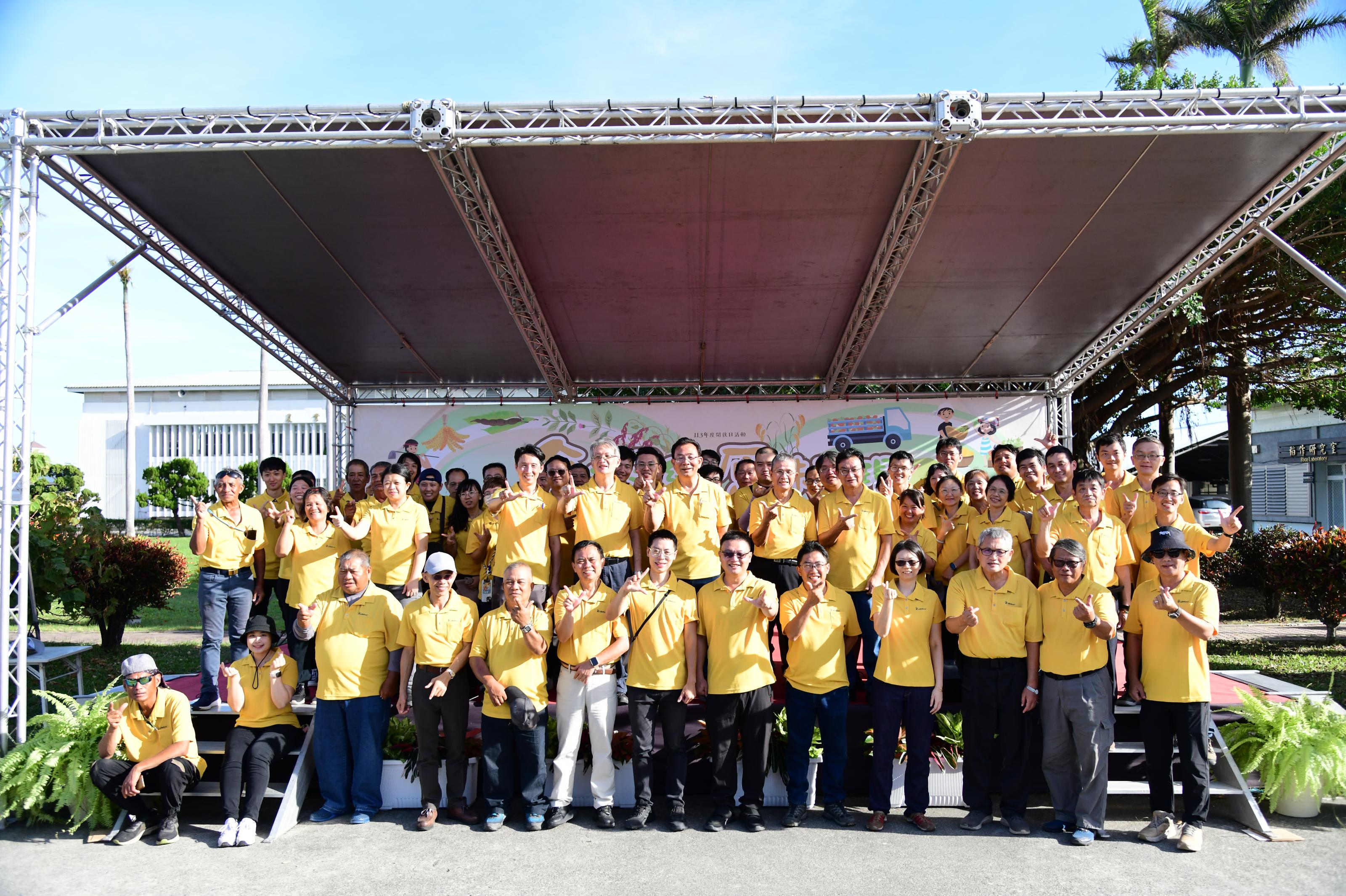 Group photo of the TTDARES staff.