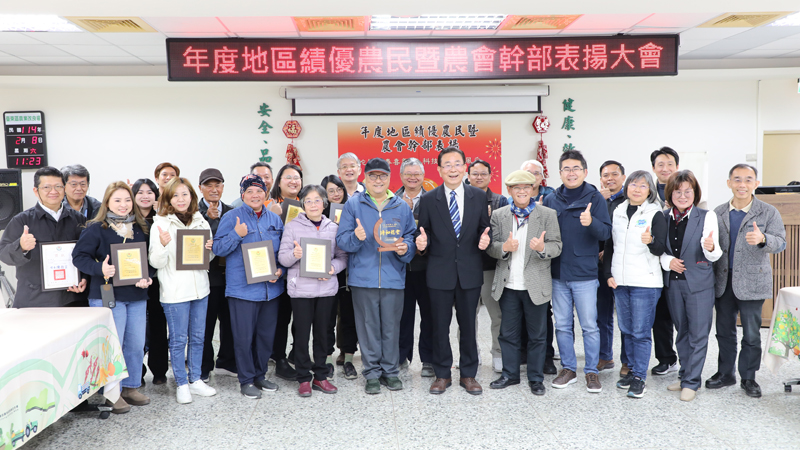 Group photo of all who received awards.