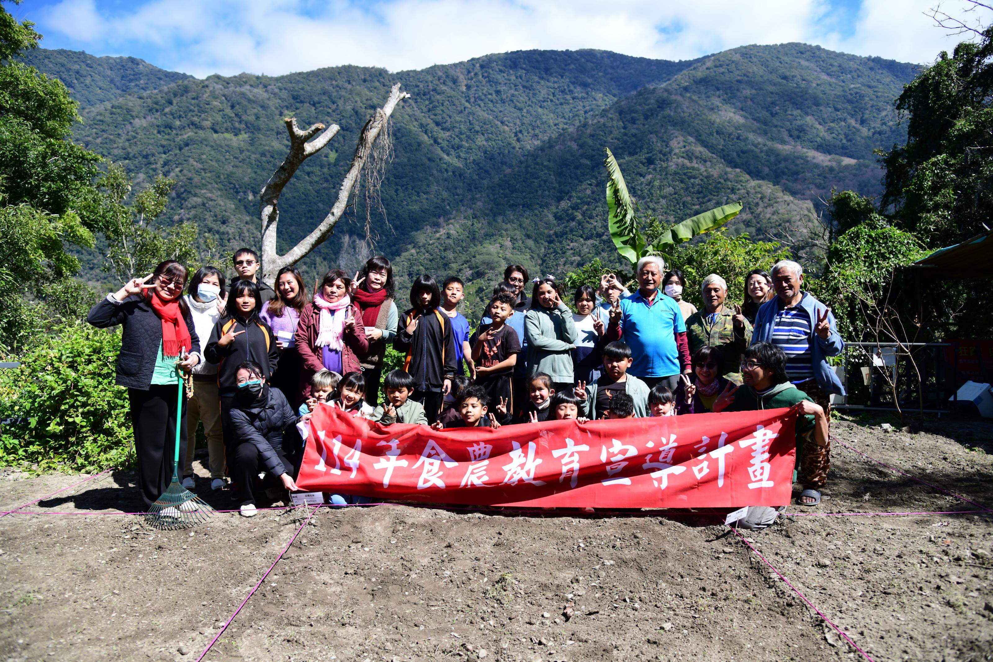 Students and teachers of Wulu Elementary School.