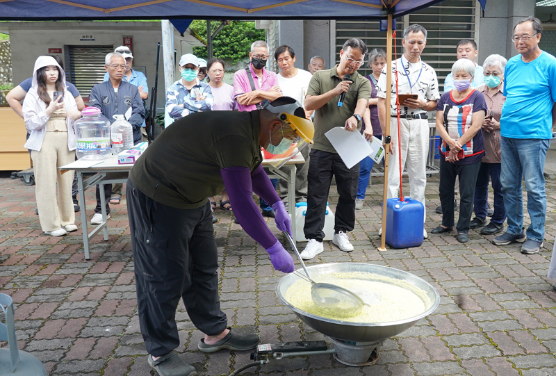 Figure 2. Dr. Wang Chi-wei demonstrates how to prepare and use lime sulfur, which is an eco-friendly material for pest and disease control.  