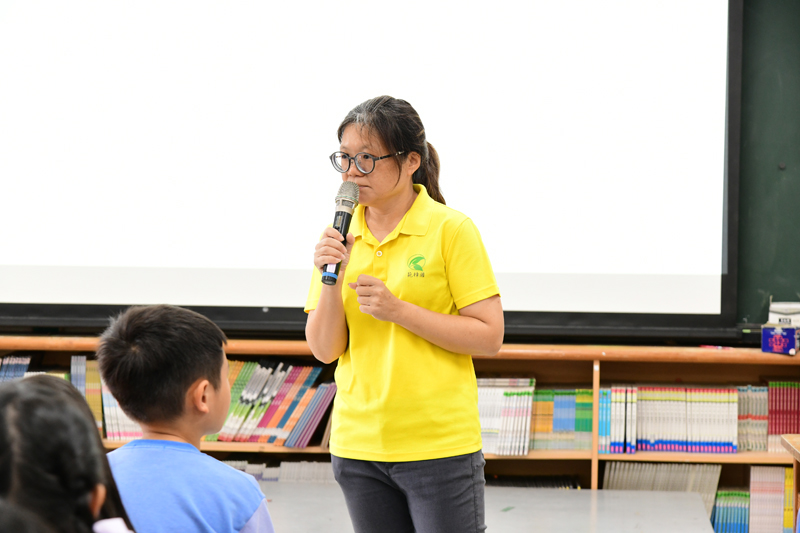 The instructor talking to the students.
