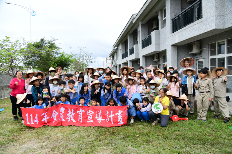 Group photo of all who participated in the event.