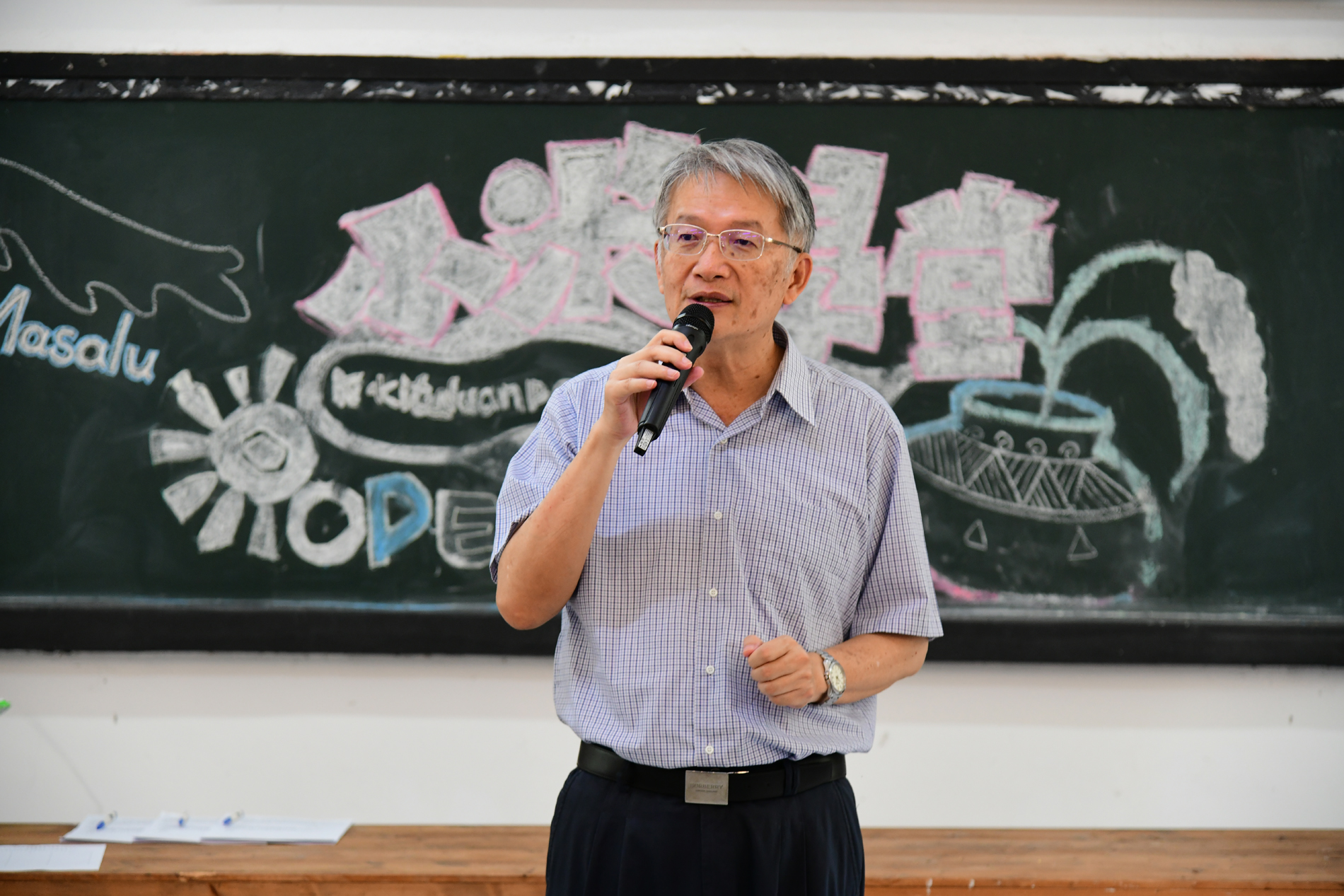 Deputy Director Lu Po-song speaks at the beginning of the class.