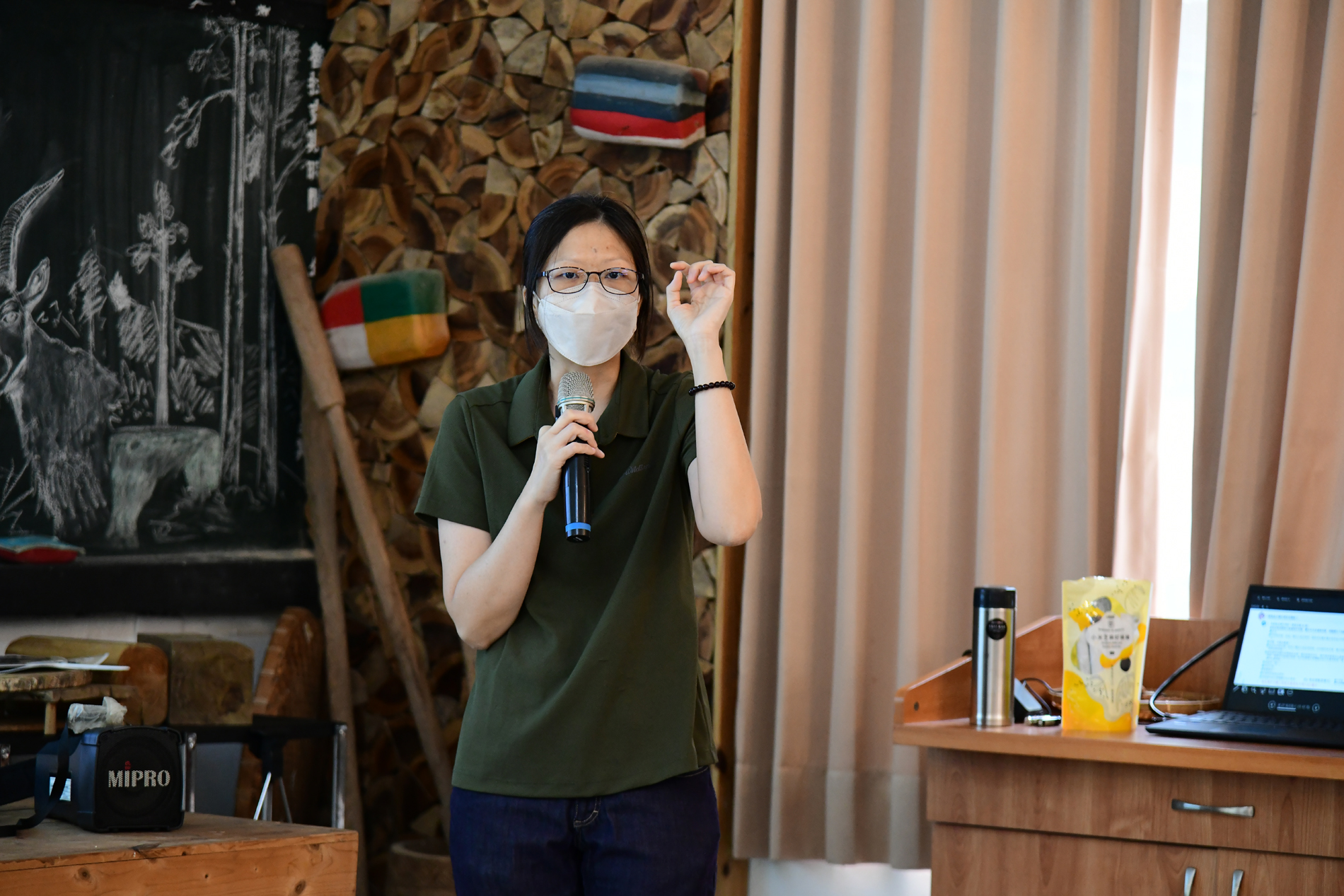 Associate researcher Chen Ying-fang discusses processing techniques for agricultural products.