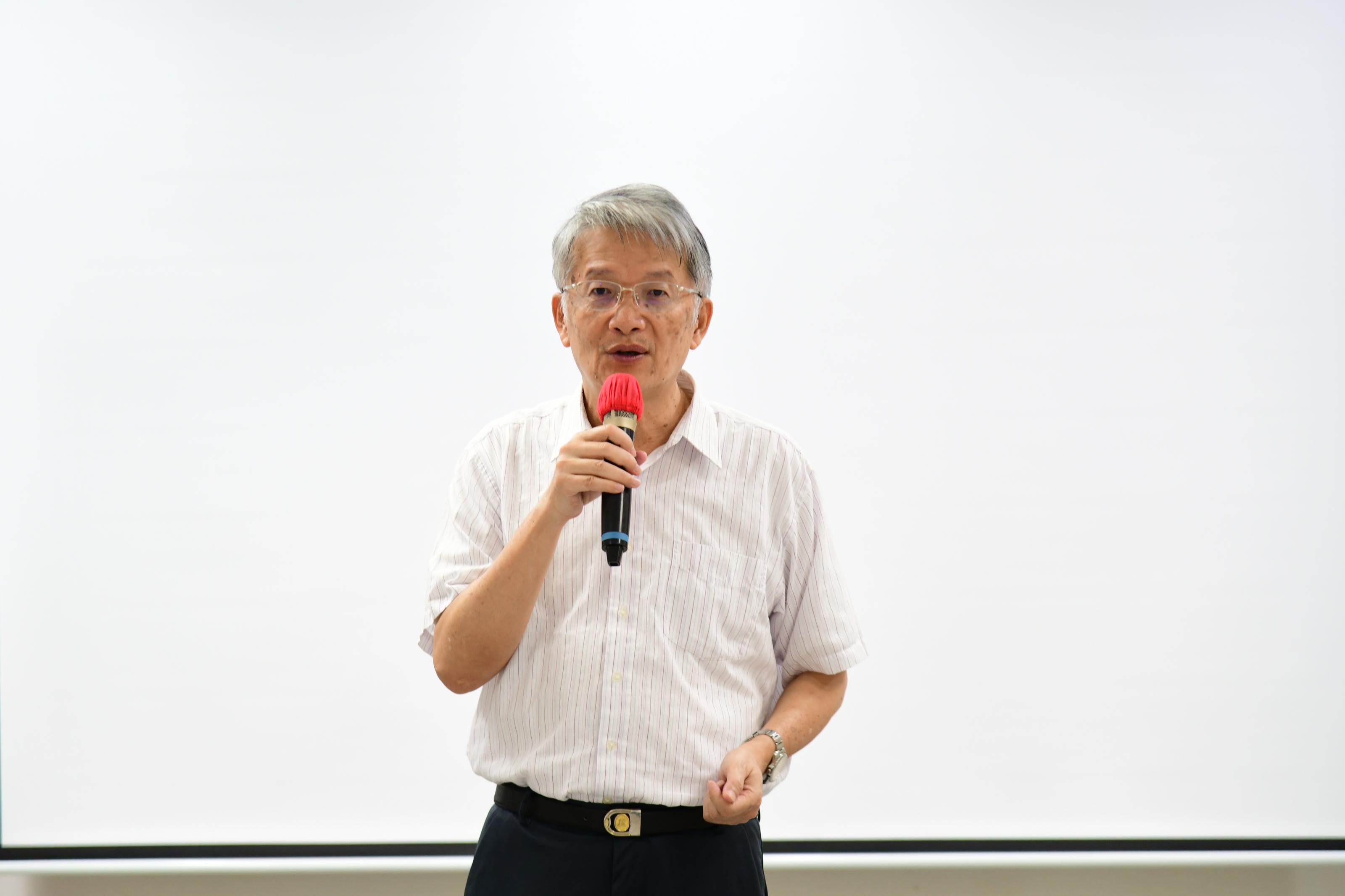 Deputy Director Lu Po-song gives an opening address.