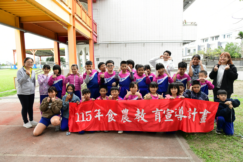 Group photo of students and teachers who attended the class. Group photo of students and teachers who attended the class.