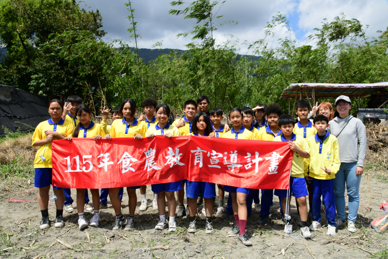 Group photo of students and teachers who attended the class. Group photo of students and teachers who attended the class.