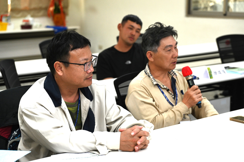 A participant shares suggestions and thoughts about what he learned during the class.