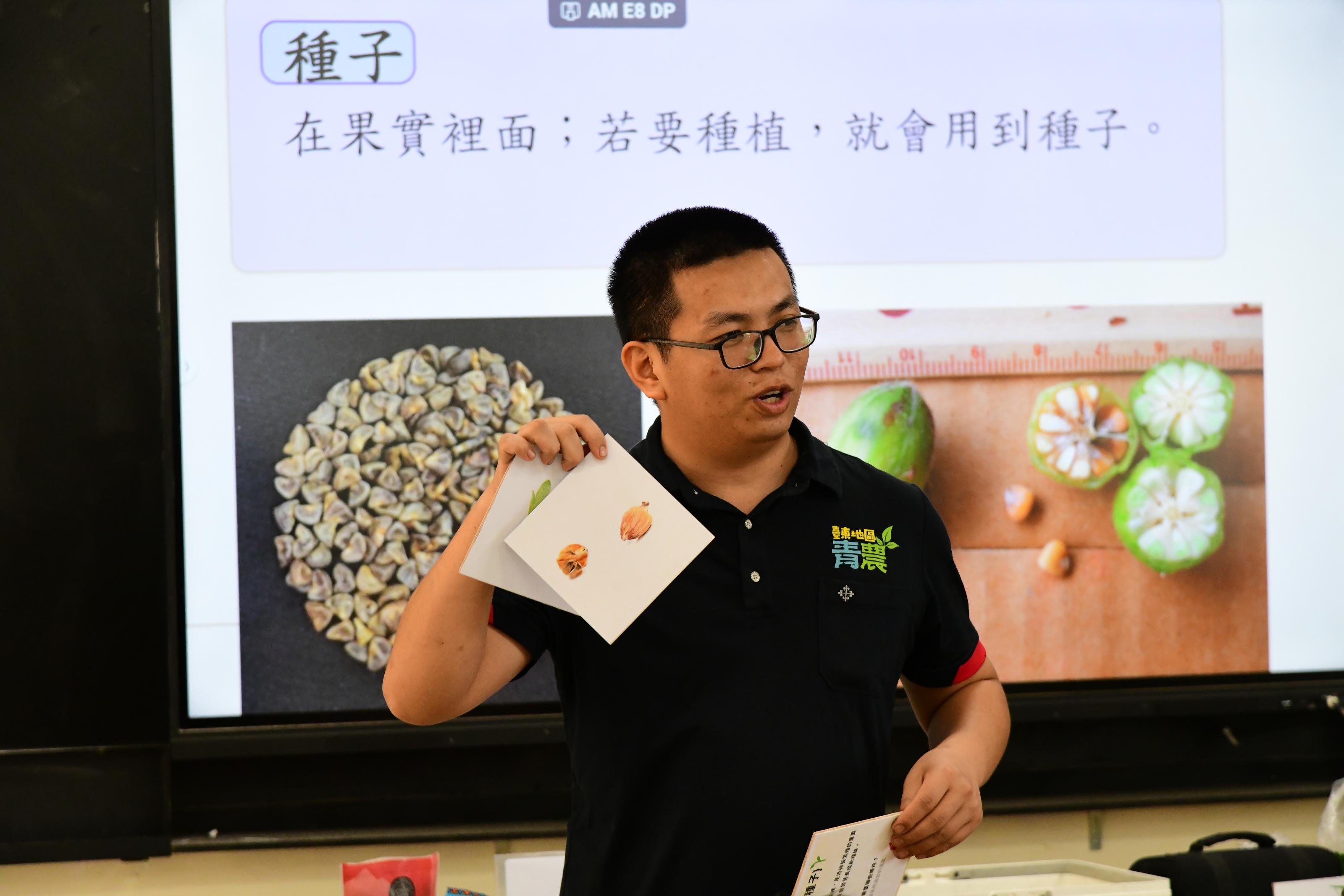 Farmer Lü Chüan-hsin talks about roselles.