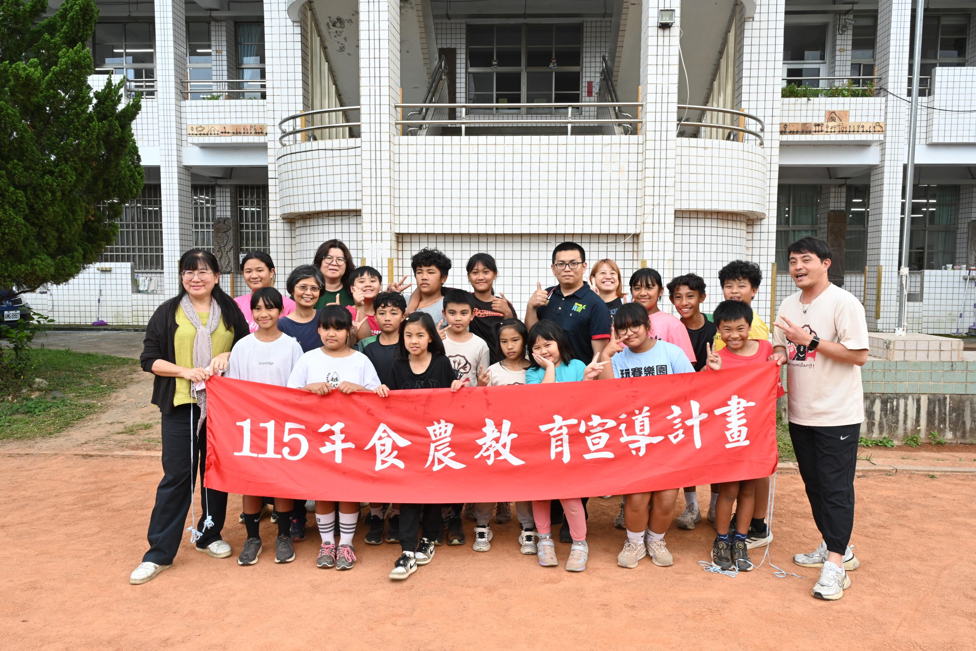 Group photos of students and teachers from Chulai and Xinwu Elementary Schools.