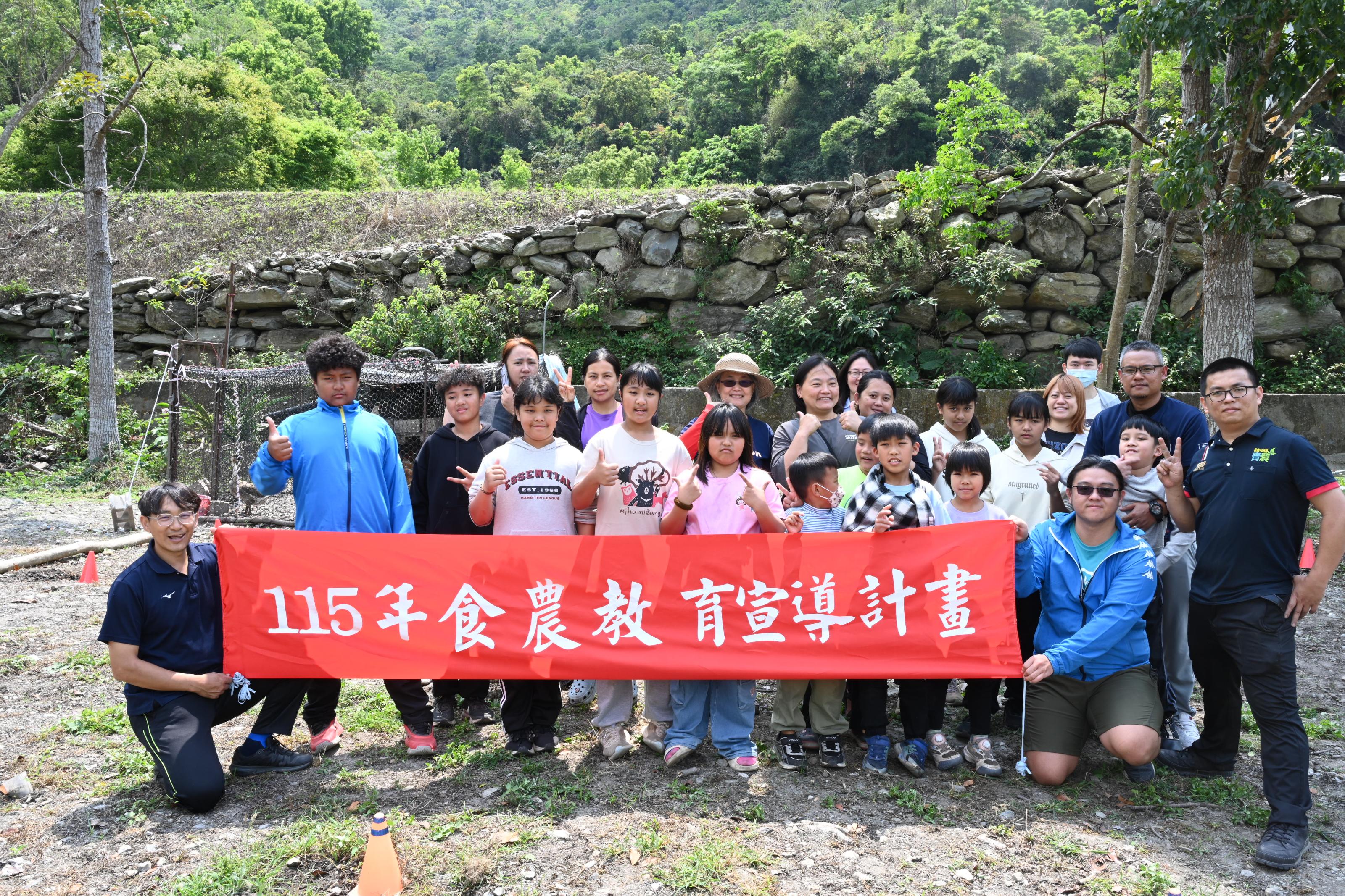 Group photos of students and teachers from Chulai and Xinwu Elementary Schools.