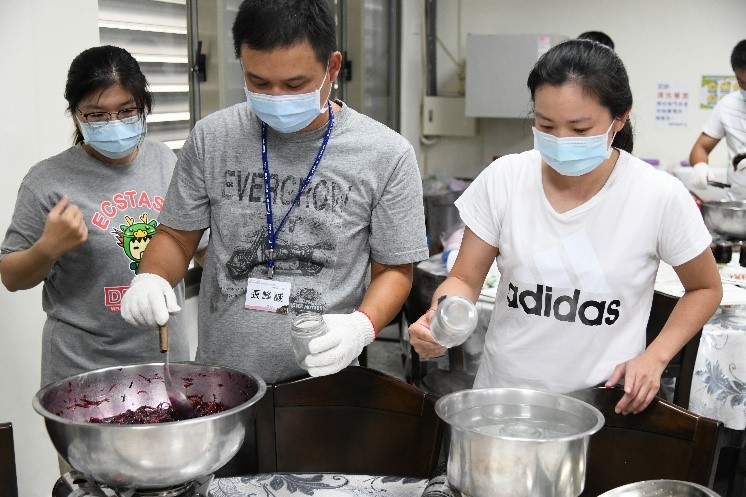Trainees making roselle jam.